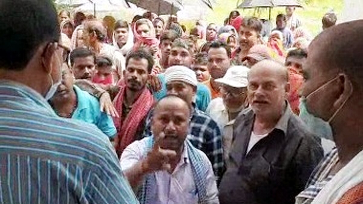 Chhapra  villagers protest for flood relief fund