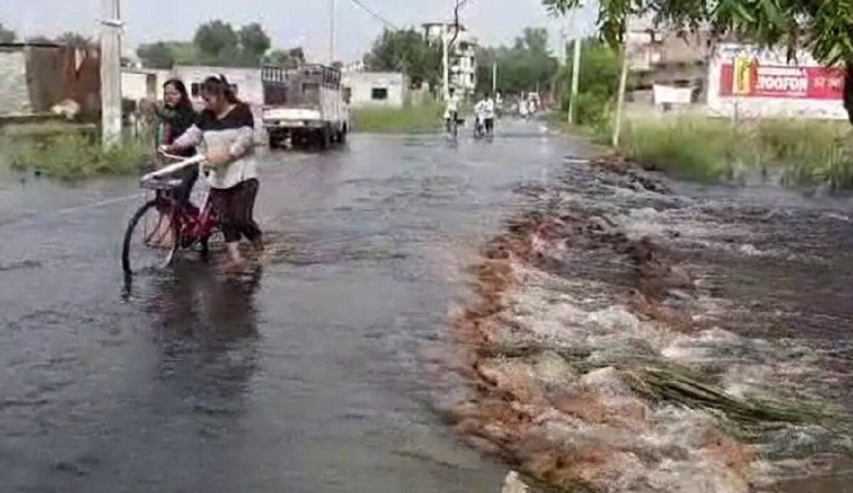 छपरा में बाढ़ के पानी से सड़क की बुरी हालत