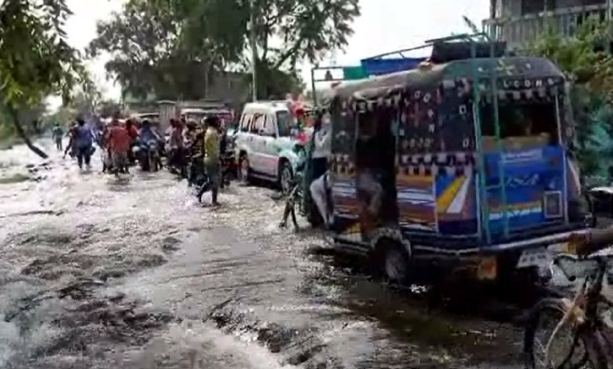 छपरा में बाढ़ के पानी से सड़क की बुरी हालत