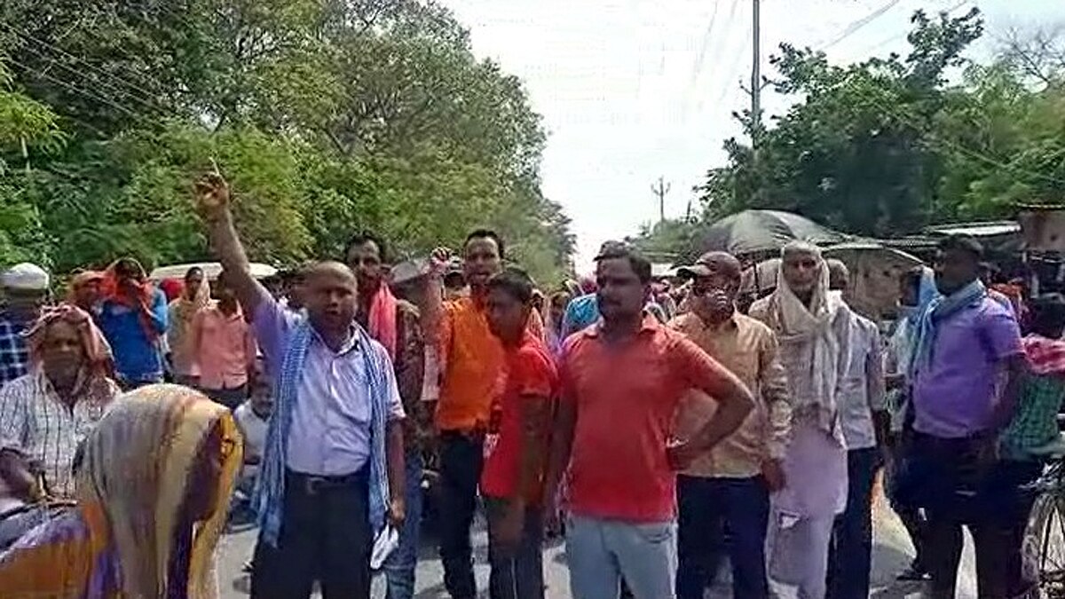 Chhapra  villagers protest for flood relief fund