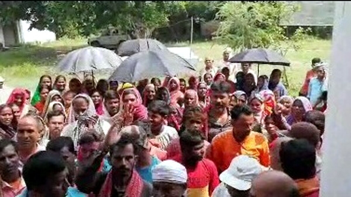 Chhapra  villagers protest for flood relief fund