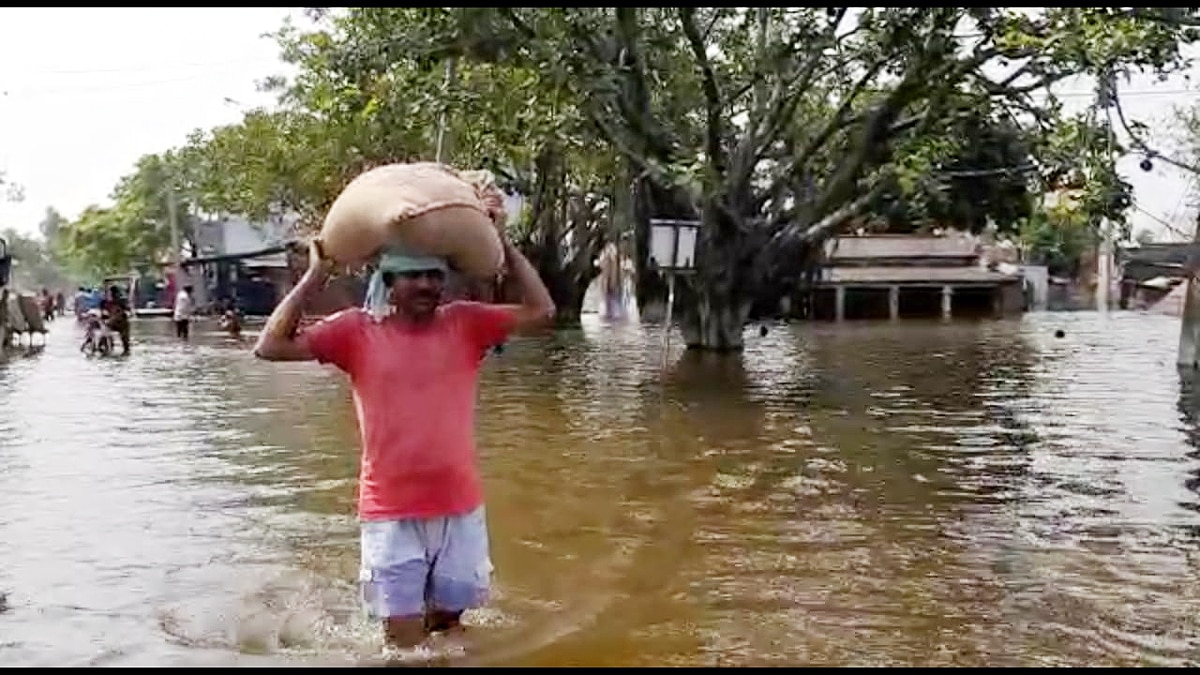 Chhapra 66 villages submerged in bihar flood