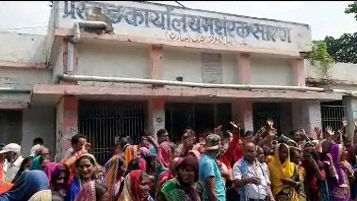 Chhapra  villagers protest for flood relief fund