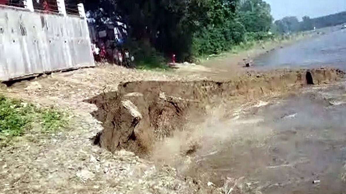 Temple and tree submerged in Mahi River Chhapra