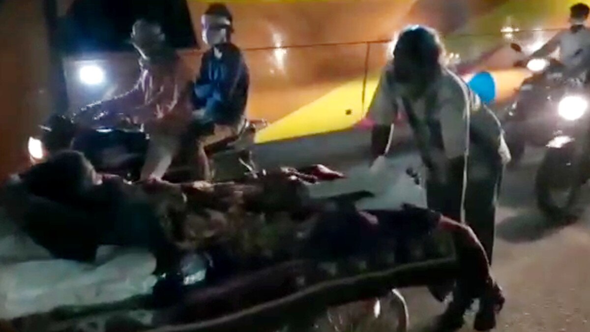 ठीक इलाज के लिए पत्‍नी को ठेले पर लेकर घूम रहे बुजुर्ग, दोनों पैरों में बंधा है प्‍लास्‍टर.   