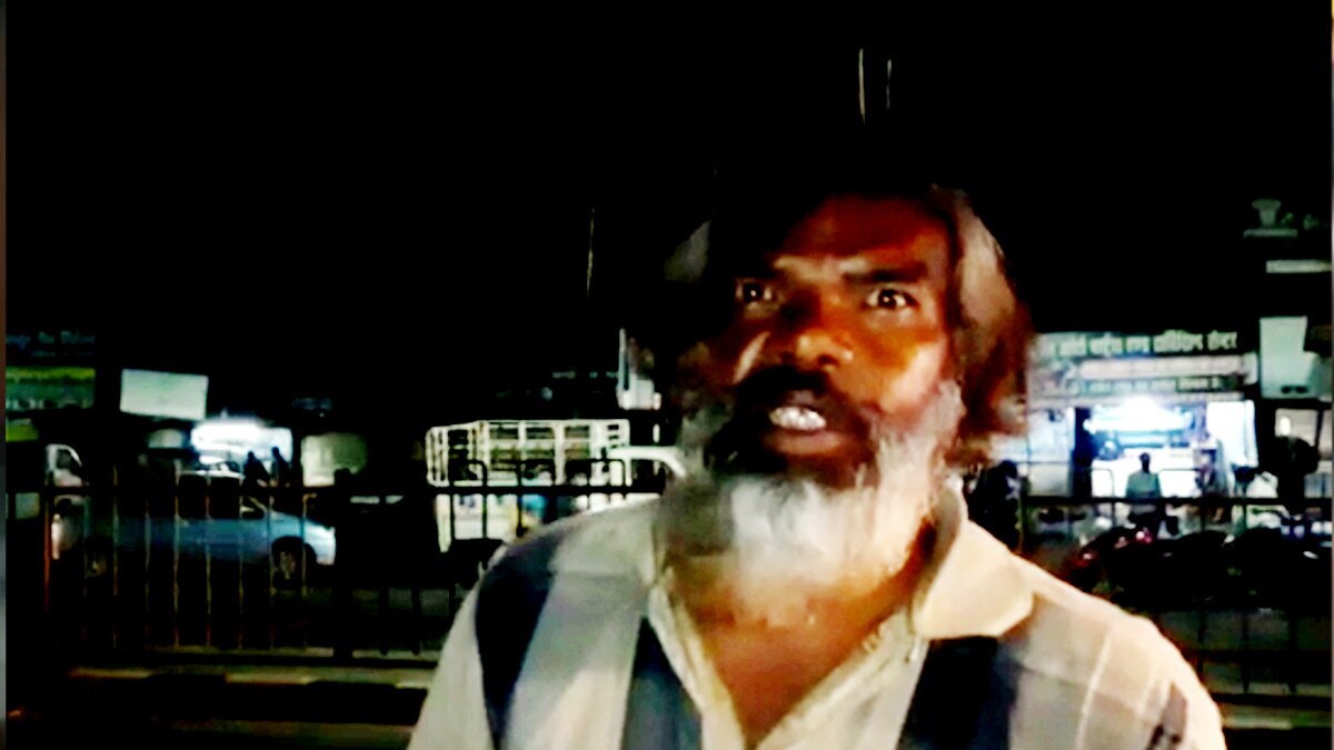 ठीक इलाज के लिए पत्‍नी को ठेले पर लेकर घूम रहे बुजुर्ग, दोनों पैरों में बंधा है प्‍लास्‍टर.   