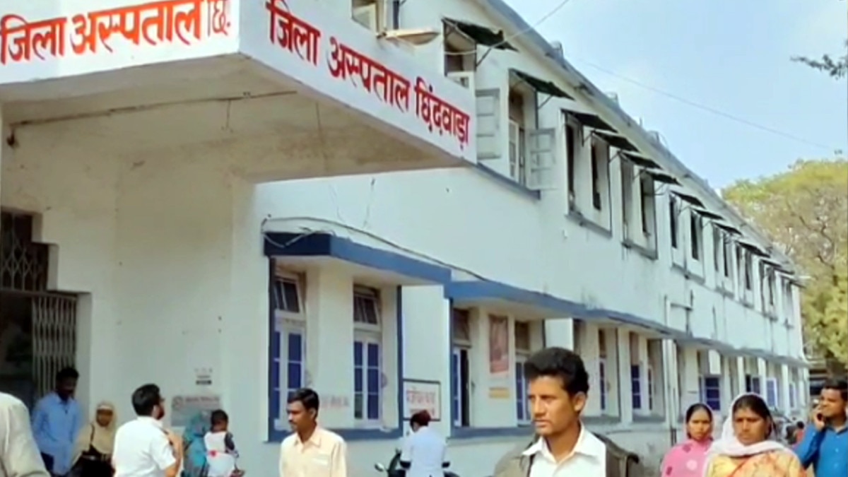 ठीक इलाज के लिए पत्‍नी को ठेले पर लेकर घूम रहे बुजुर्ग, दोनों पैरों में बंधा है प्‍लास्‍टर.   