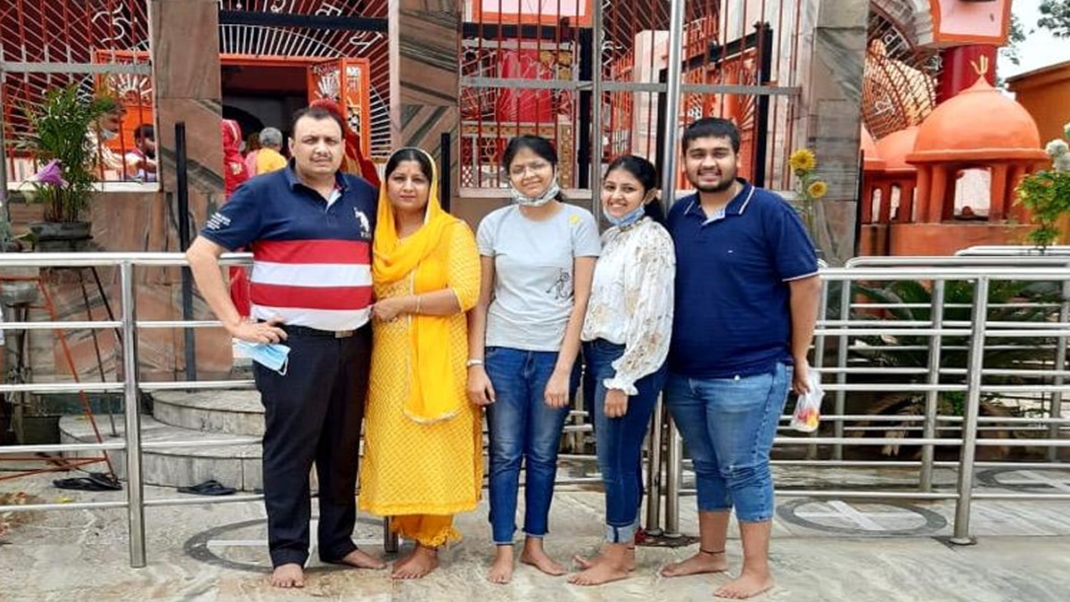 परिवार के साथ कृति जालान. 