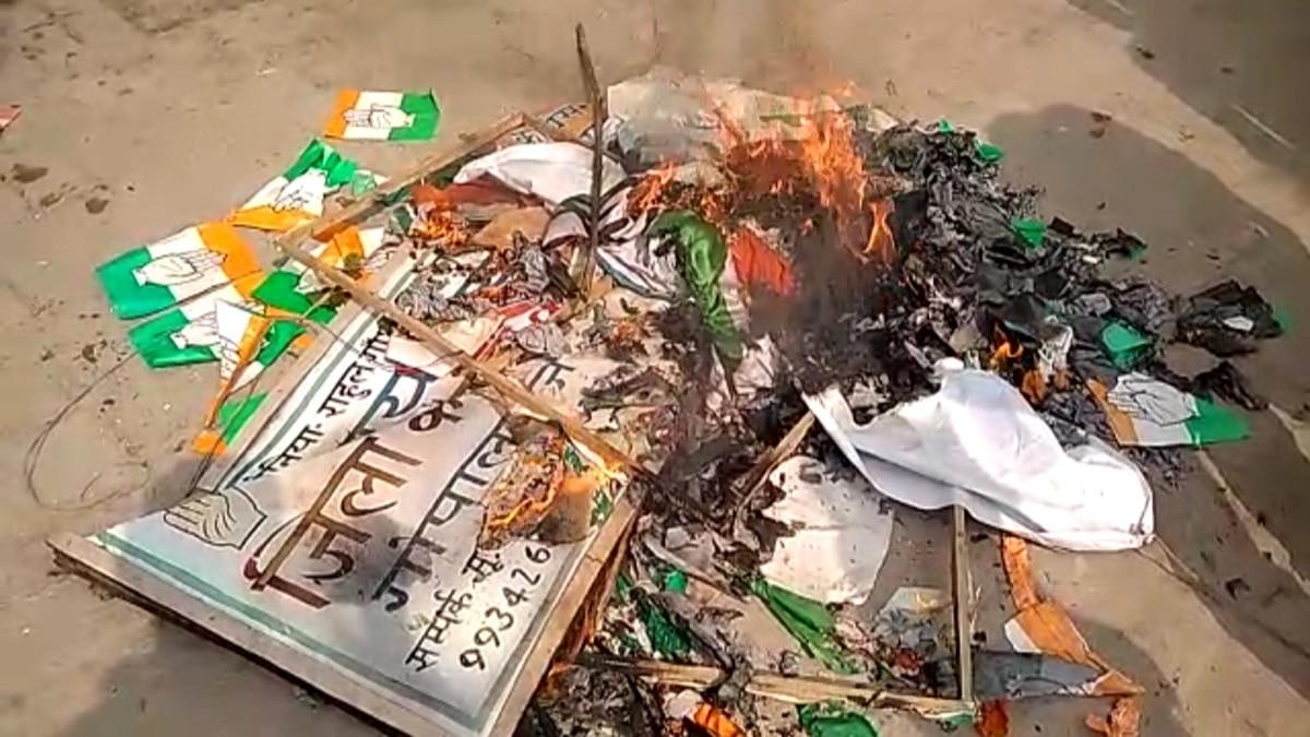 टिकट ना मिलने पर कांग्रेस नेता ने बैनर में आग लगा दी, बोर्ड तोड़ दिया. 