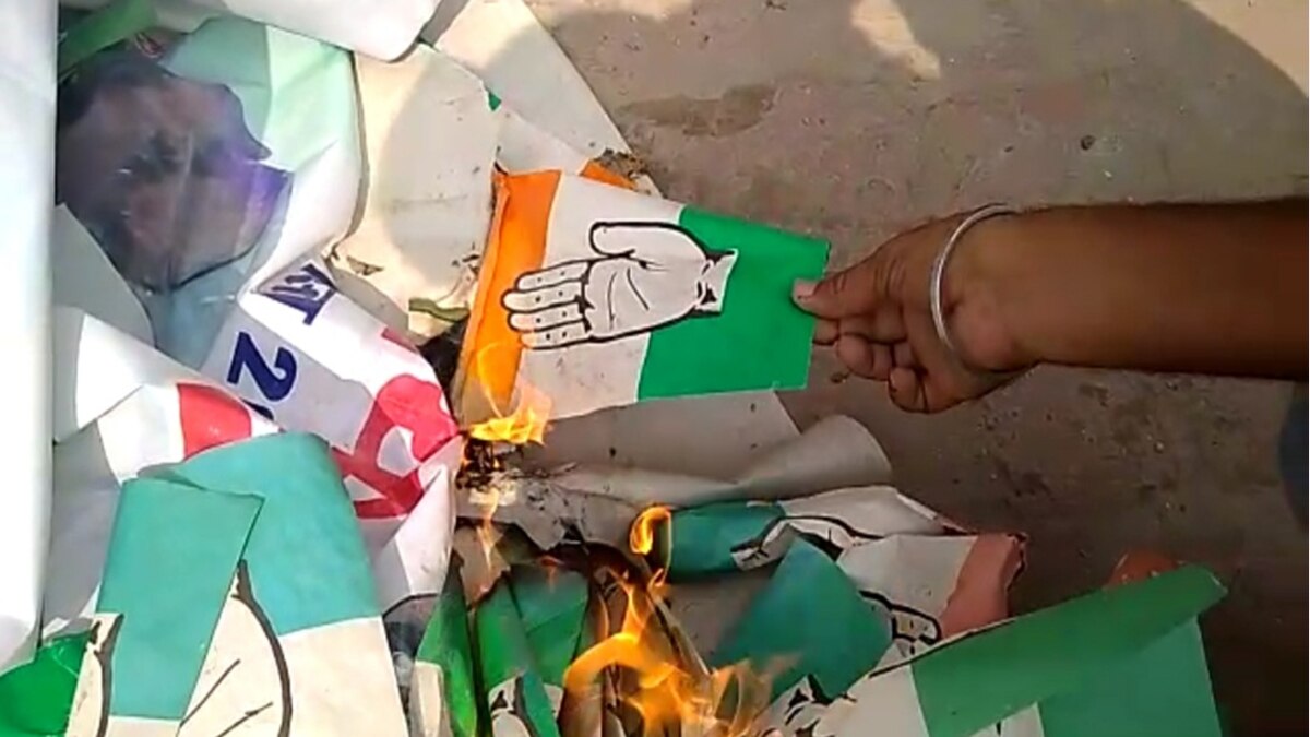टिकट ना मिलने पर कांग्रेस नेता ने बैनर में आग लगा दी, बोर्ड तोड़ दिया. 