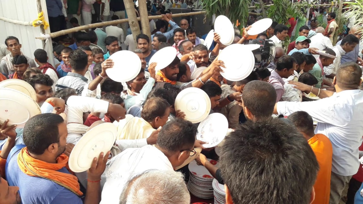 मंत्री जी का भाषण छोड़ खाना खाने टूट पड़ी भीड़.