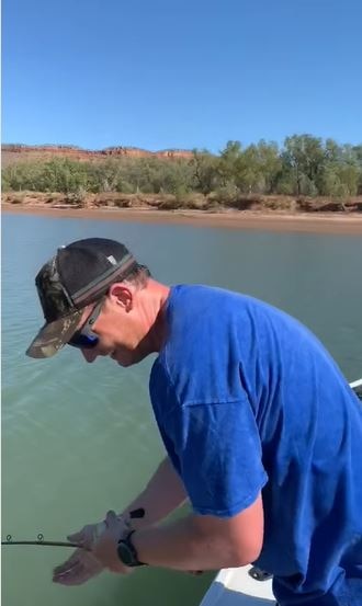  हुक में जो फंसा वो देखकर बुरी तरह डरे लोग