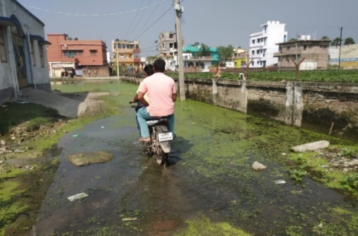 20 वर्षों से जलभराव की समस्या से जूझ रहे लोग.