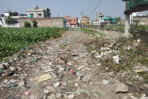 20 वर्षों से जलभराव की समस्या से जूझ रहे लोग.