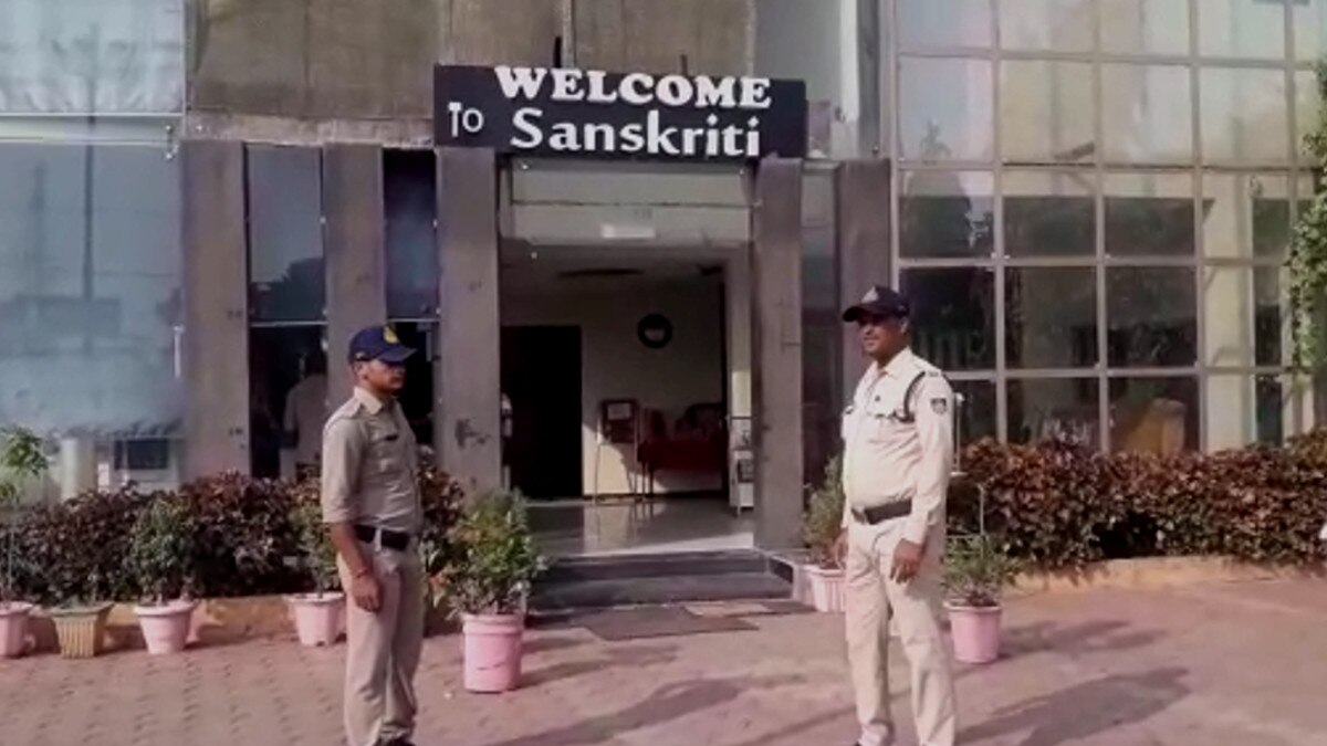 जिला पंचायत के एडिशनल सीईओ राजेंद्र यादव मृत पाए गए.