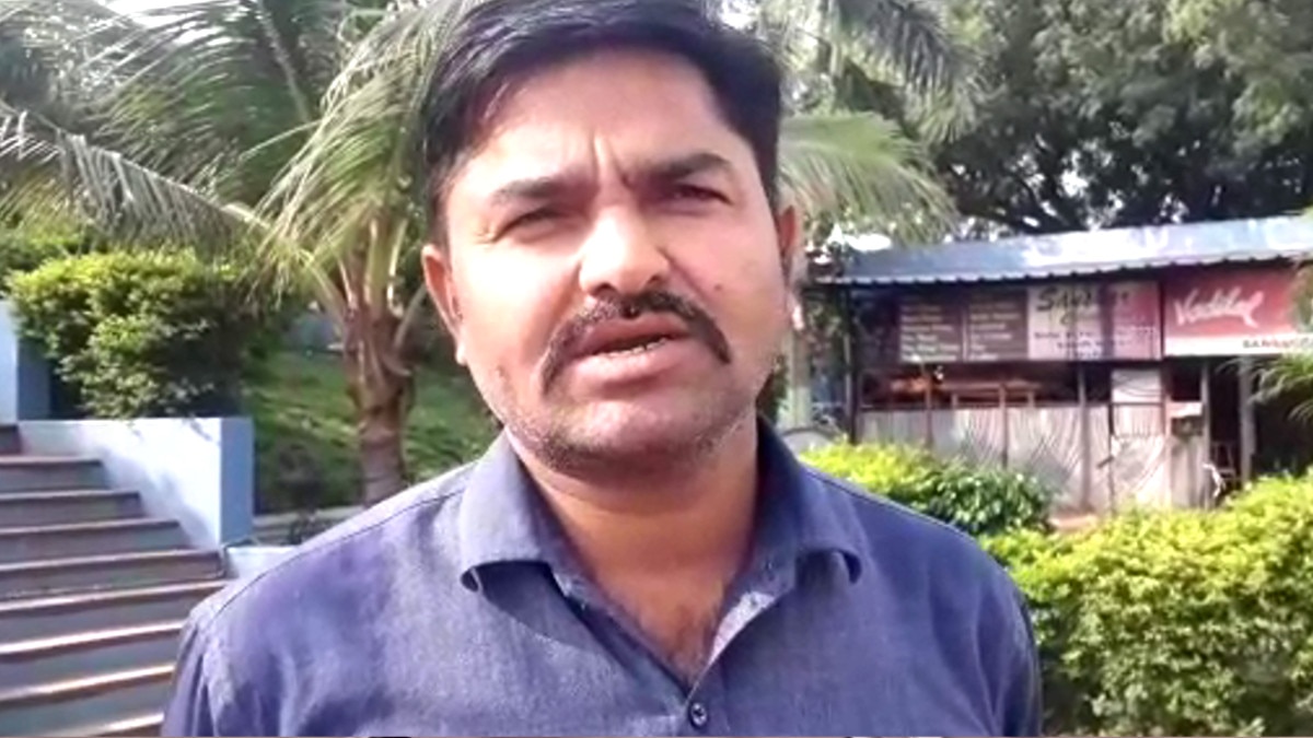 जिला पंचायत के एडिशनल सीईओ राजेंद्र यादव मृत पाए गए.