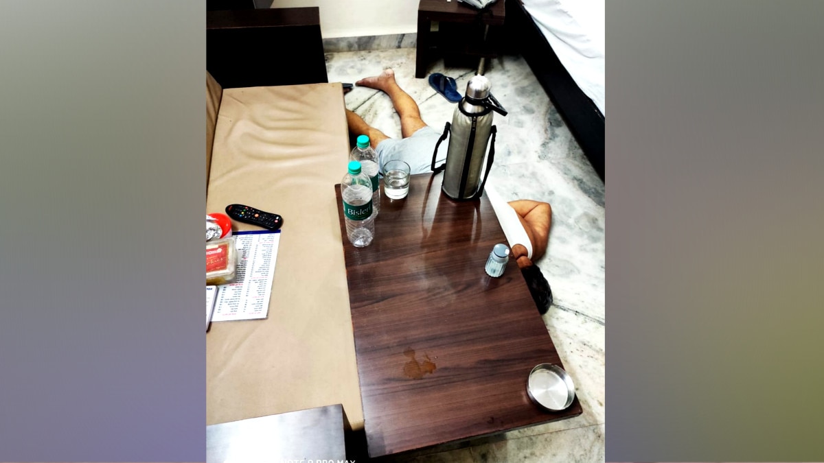 जिला पंचायत के एडिशनल सीईओ राजेंद्र यादव मृत पाए गए.