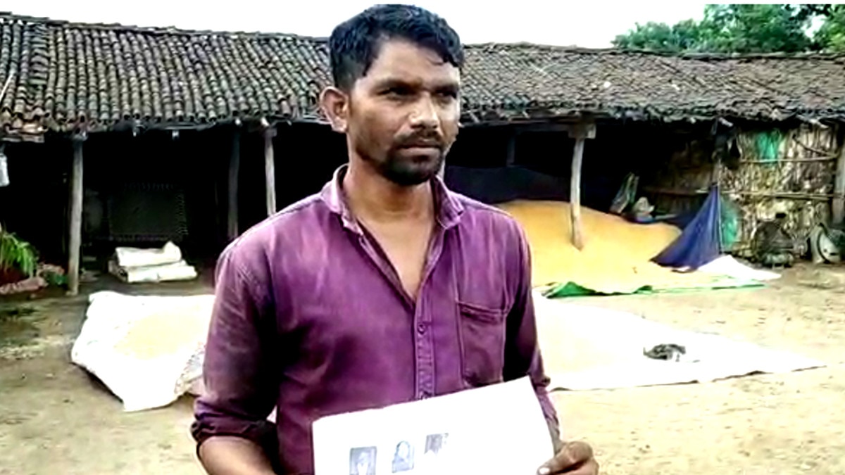 मजदूरों के जॉब कार्ड पर अभि‍नेत्र‍ियों की तस्‍वीर. 	