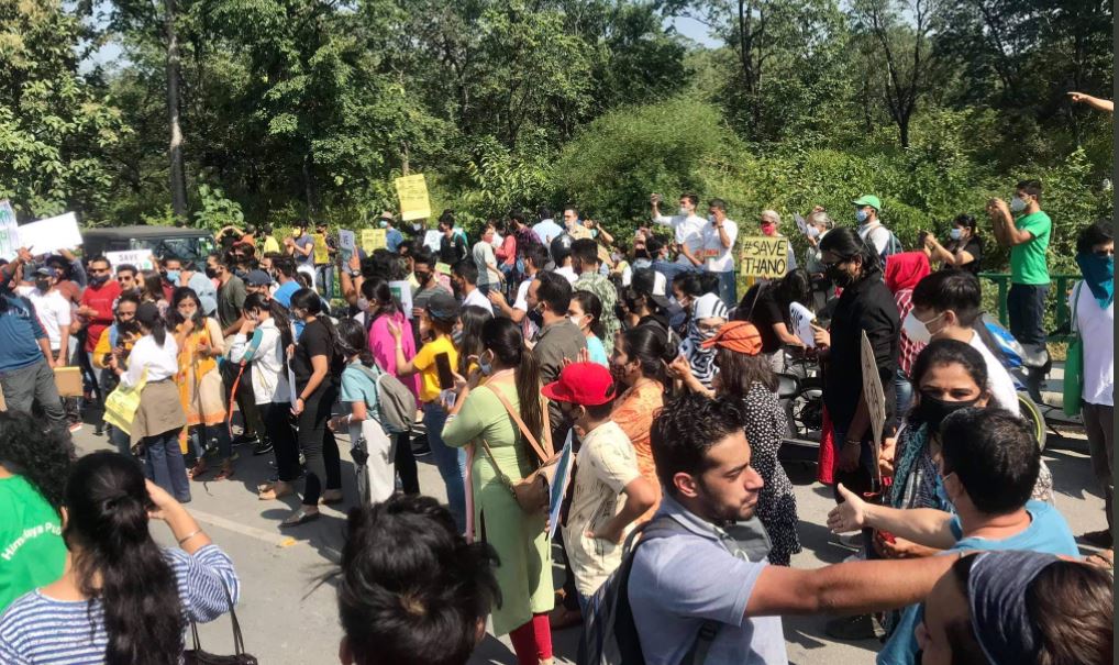 'थानो' को बचाने के लिए सड़कों पर उतरे हजारों लोग