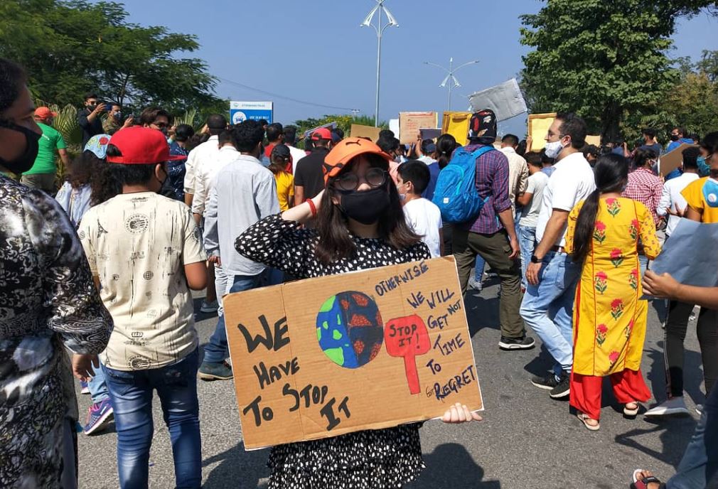 'थानो' को बचाने के लिए सड़कों पर उतरे हजारों लोग