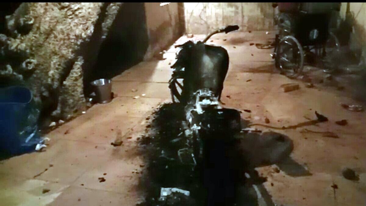 उपद्रव में जली हुई मोटरसाइकिल.