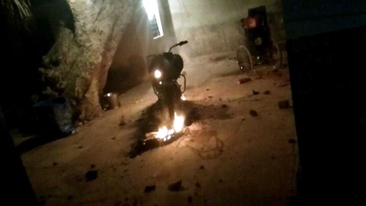 मतगणना केंद्र के अंदर तोड़फोड़ व फायरिंग.