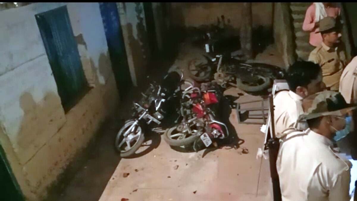 मतगणना केंद्र के अंदर तोड़फोड़ व फायरिंग.