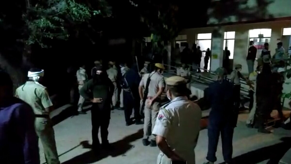 मतगणना केंद्र के अंदर तोड़फोड़ व फायरिंग.