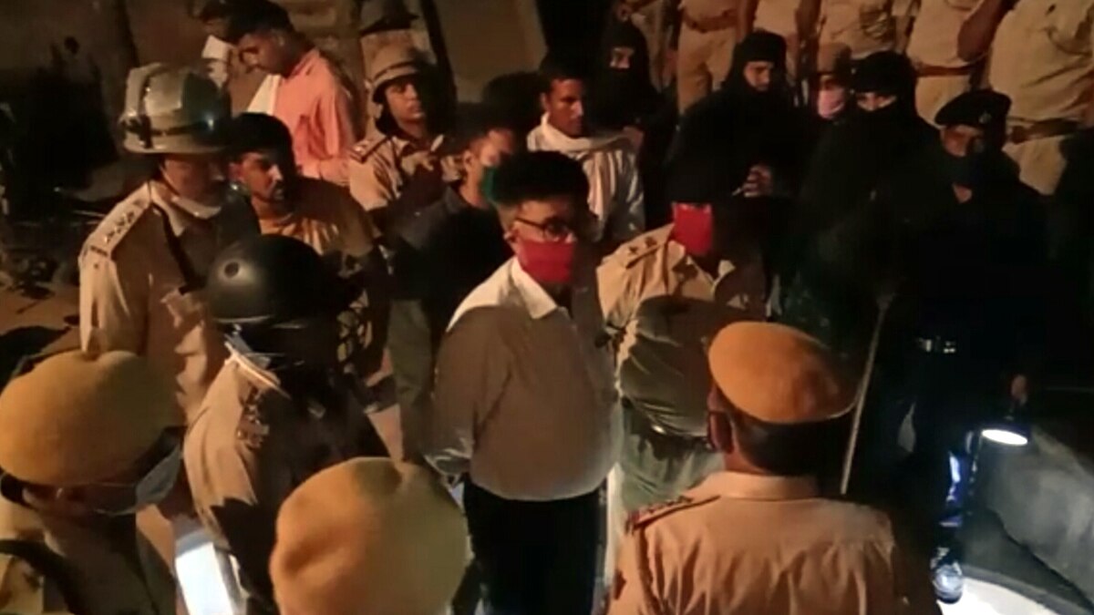 मतगणना केंद्र के अंदर तोड़फोड़ व फायरिंग.