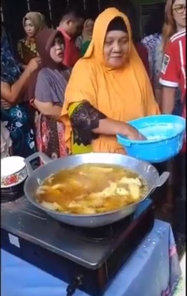 उबलते तेल में महिला ने डाला हाथ