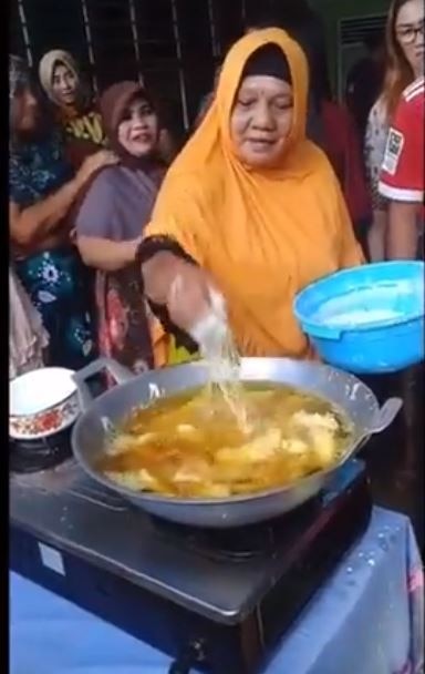 उबलते तेल में महिला ने डाला हाथ