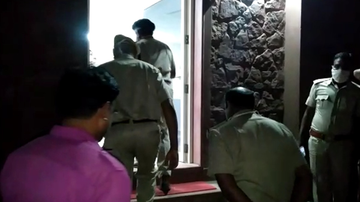 21 नाबालिग बच्‍च‍ियों को पुलिस ने छुड़ाया.