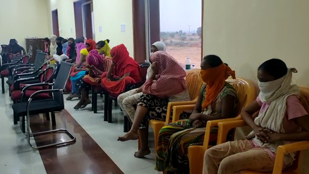 21 नाबालिग बच्‍च‍ियों को पुलिस ने छुड़ाया.