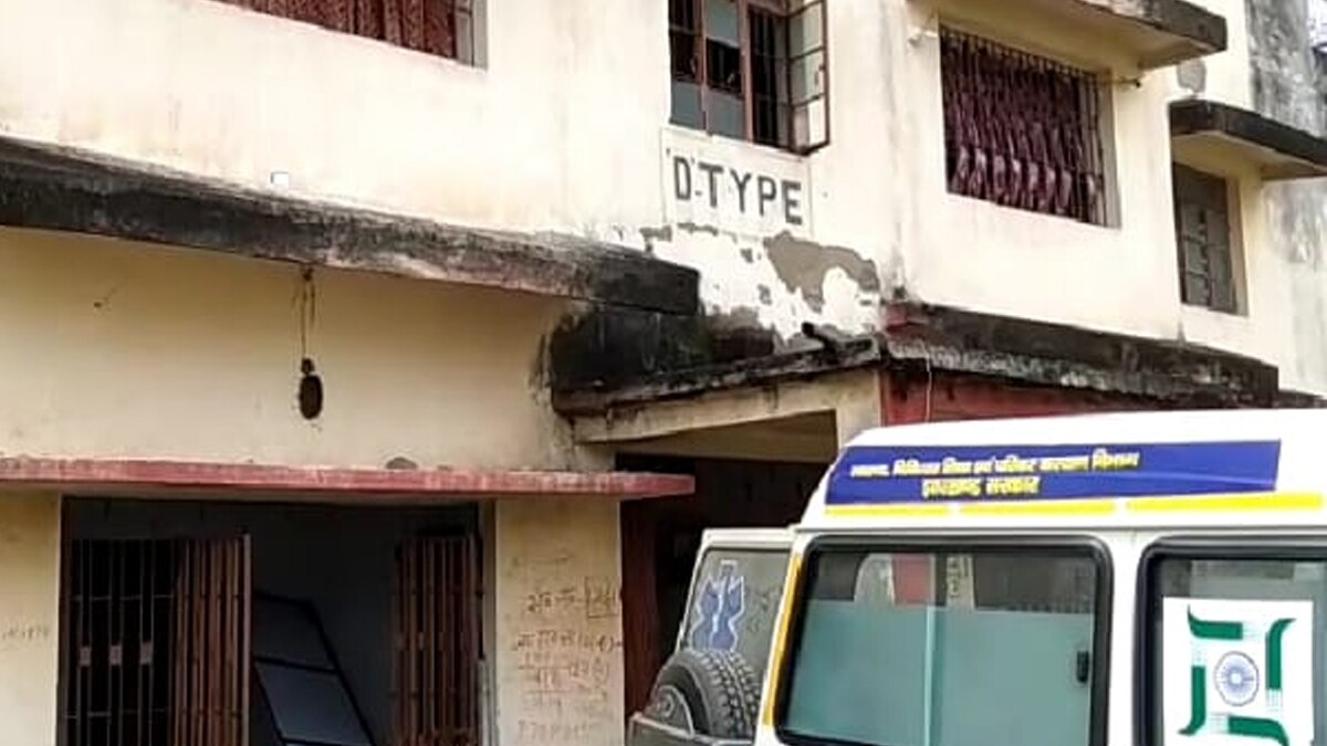 विजय कृष्ण श्रीवास्तव के क्वार्टर से बदबू आ रही थी.