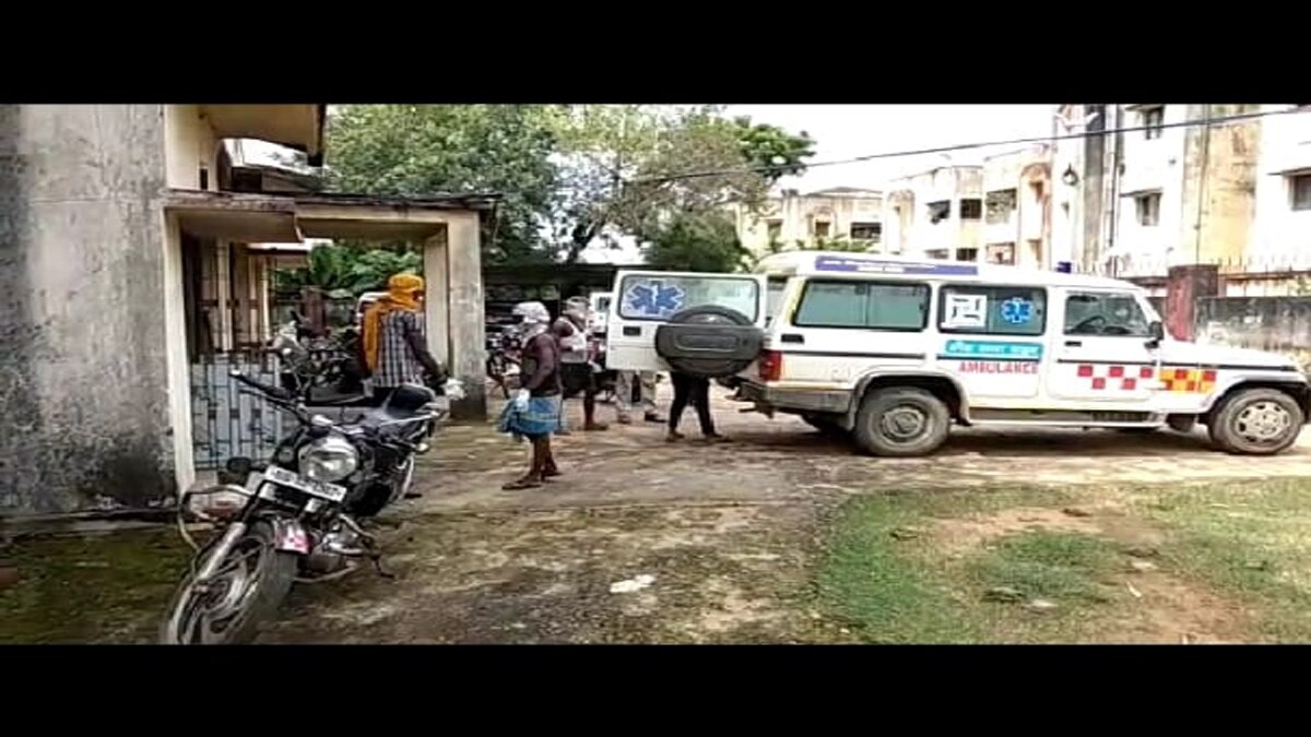 विजय कृष्ण श्रीवास्तव की लाश सरकारी क्वार्टर से बरामद हुई. 