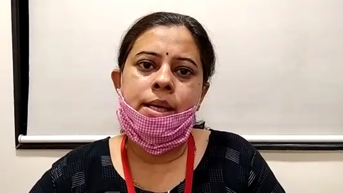 सोते हुए कुत्‍ते पर डंडे से हमला