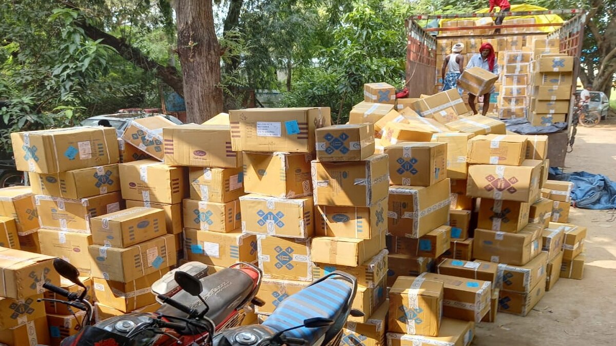दवा के डिब्बों में छुपाकर लाई जा रही थी शराब.