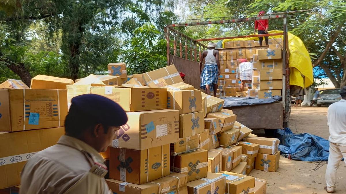 दवा के डिब्बों में छिपाकर हो रही थी शराब की तस्करी. 