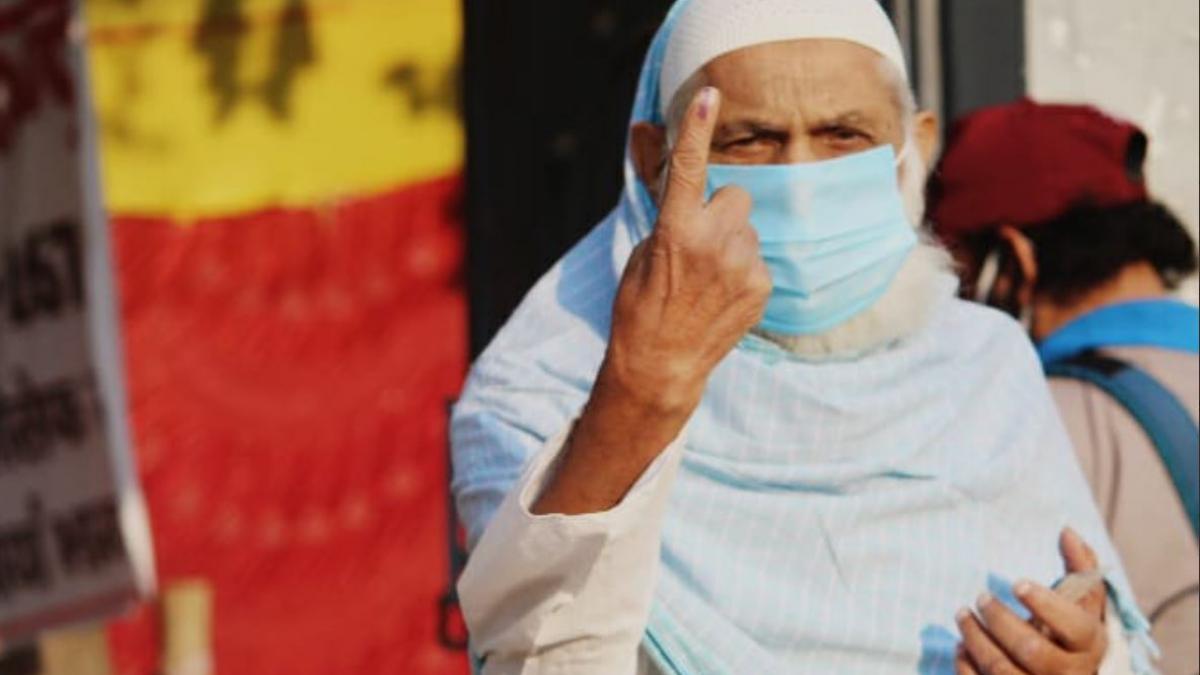 वोट देकर बाहर आए एक वृद्ध