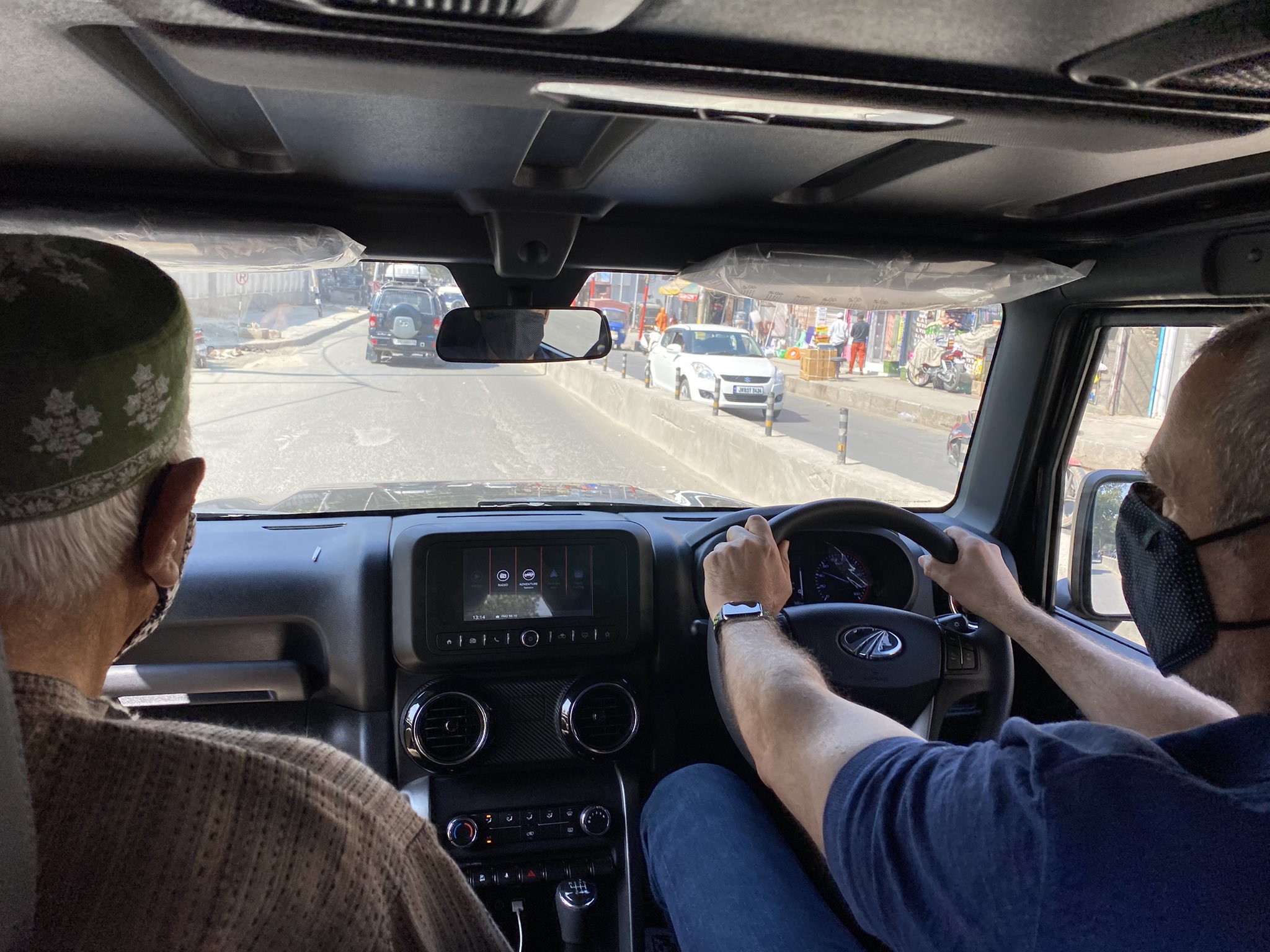 ड्राइविंग के दौरान पिता भी दिखे साथ