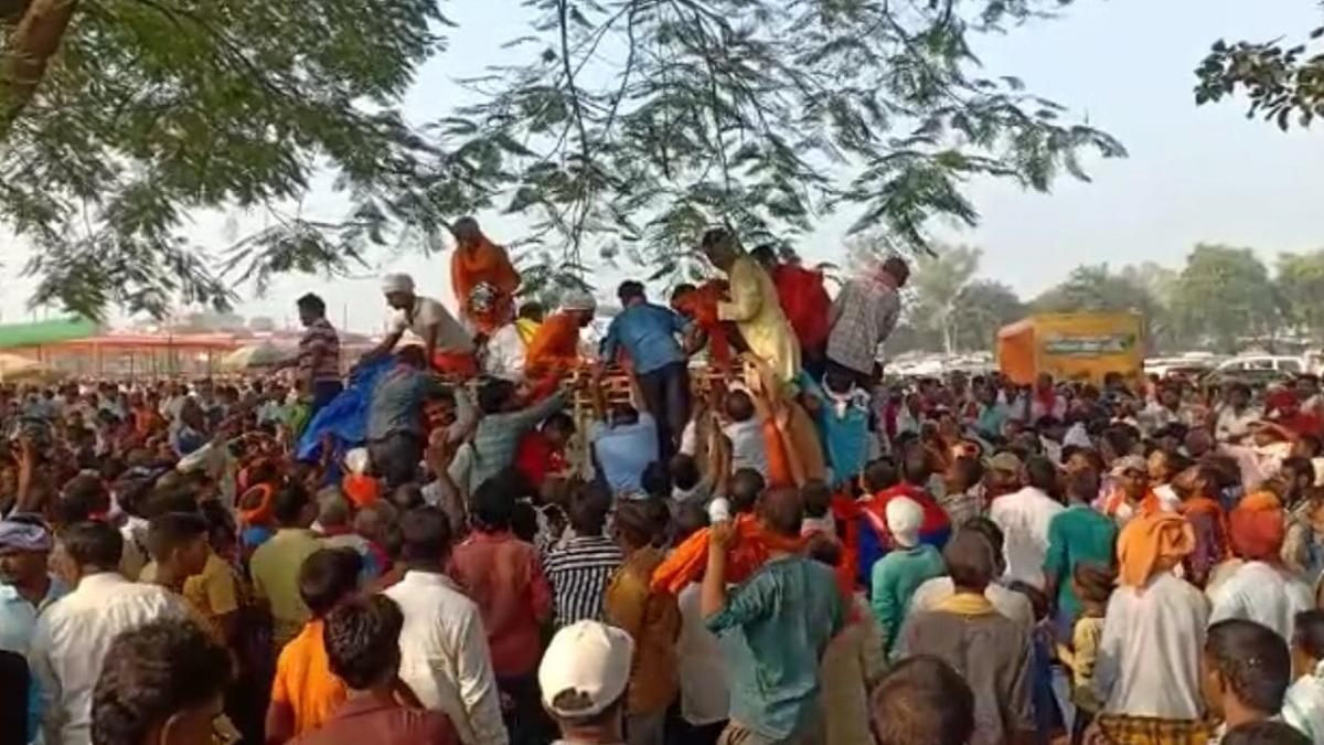 चुनावी सभा के बाद खाने पर टूट पड़ी भीड़