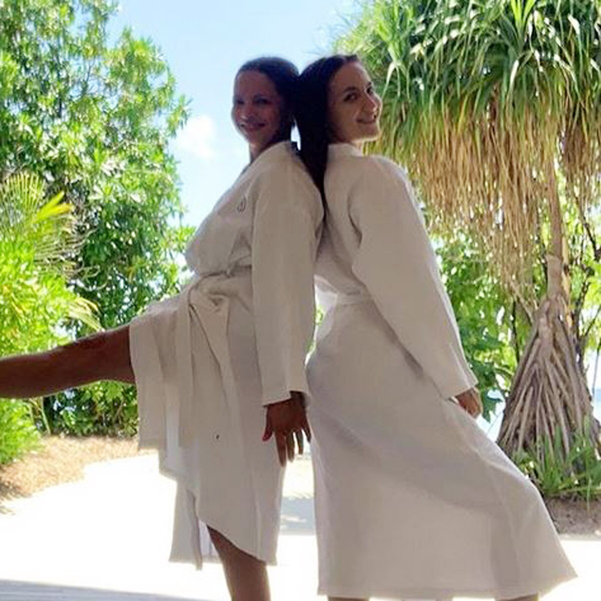 दोस्त संग एली एवराम