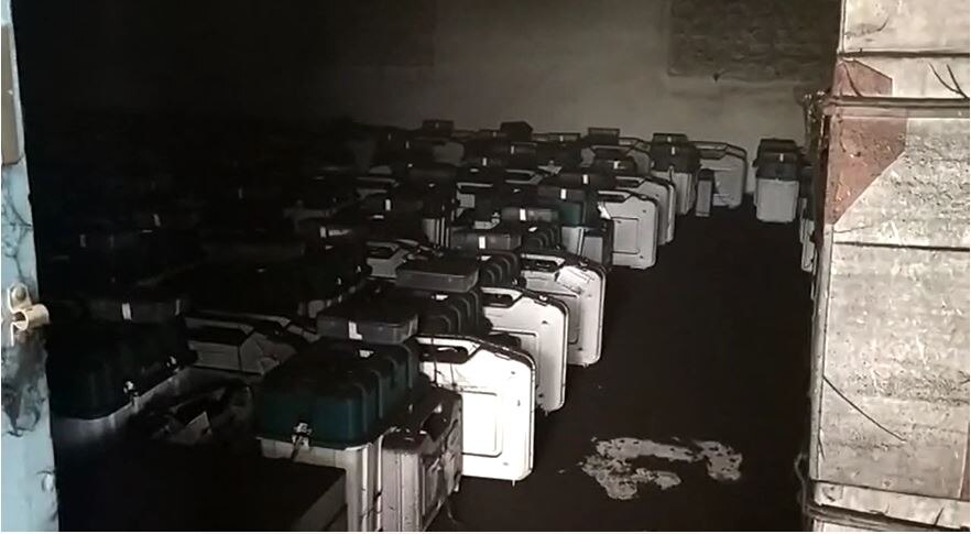 EVM मशीनों में लगी आग