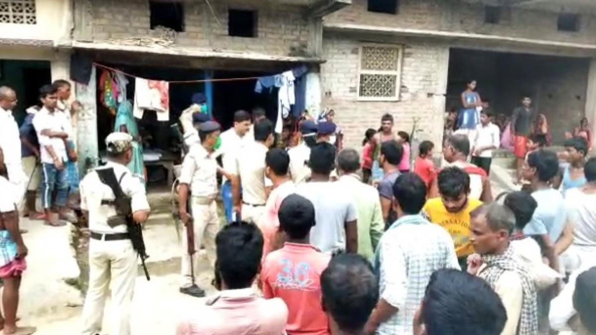 सुबह लोगों ने फंदे से लटकते हुए देखा मृतक का शव