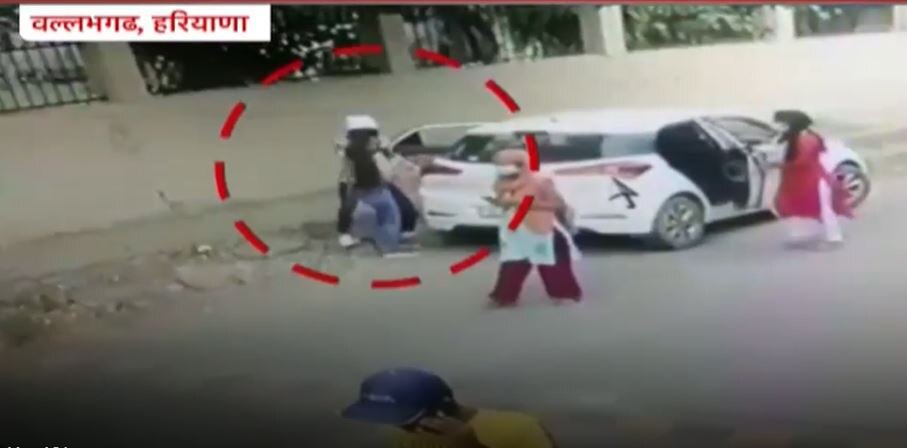 निकिता को जबरन गाड़ी में खींचने की कोशिश