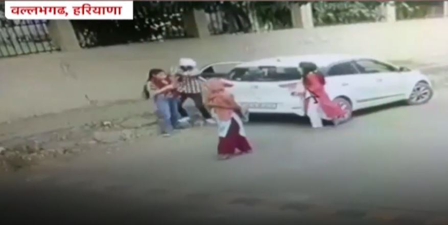 निकिता को जबरन गाड़ी में खींचने की कोशिश