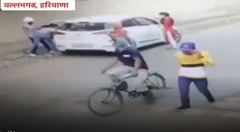 निकिता को जबरन गाड़ी में खींचने की कोशिश