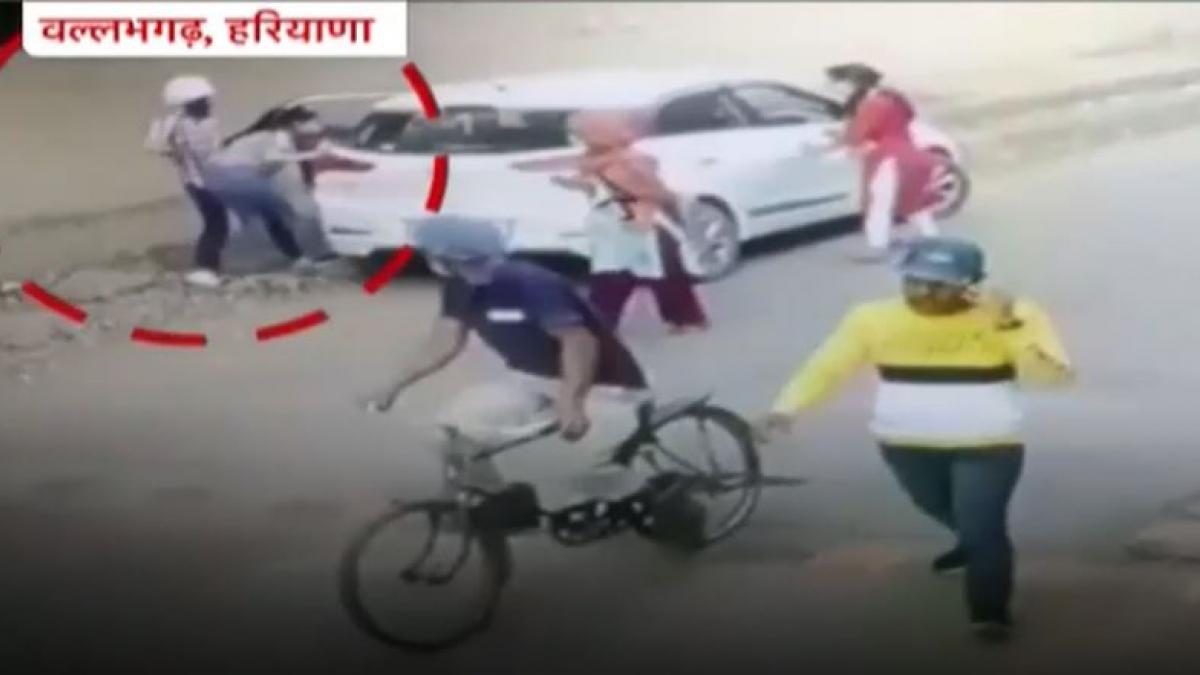 निकिता को जबरन गाड़ी में खींचने की कोशिश