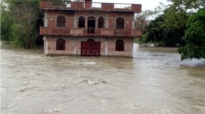 कमर तक पानी में डूबे बिहार के 2000 बूथ, फिर हुई बारिश तो कहां होगा मतदान.