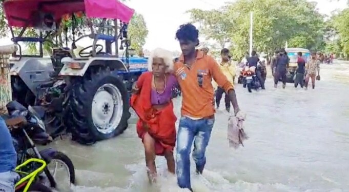 कमर तक पानी में डूबे बिहार के 2000 बूथ, फिर हुई बारिश तो कहां होगा मतदान.